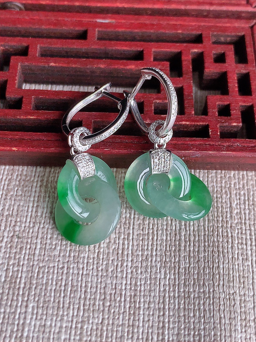 天然A货翡翠18K金伴钻镶嵌飘阳绿平安环环环相扣耳坠 
尺寸11.8-2mm 重量4.26g 041