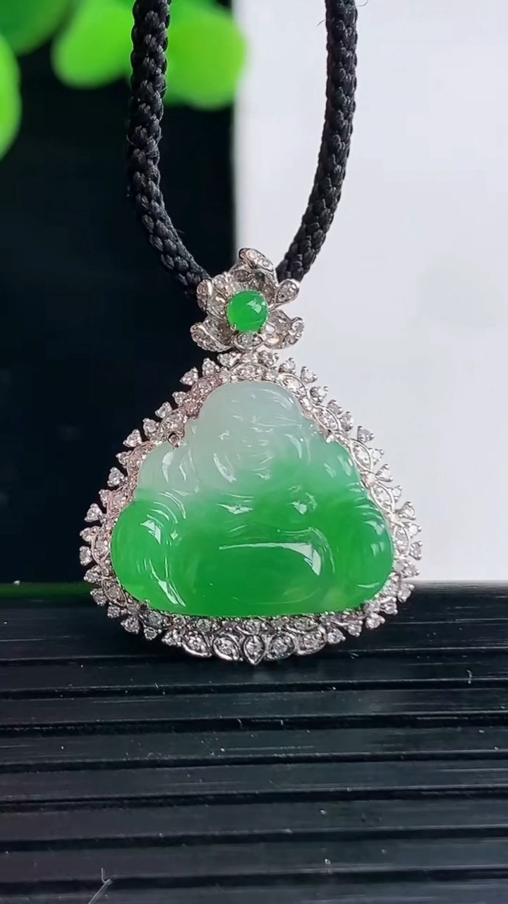 天然A货翡翠佛公吊坠尺寸24.3-20-7.8裸石13.6-16.4重量:3.60g
4月12日