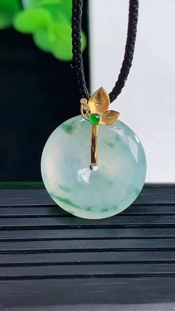 天然A货翡翠种飘花平安扣吊坠尺寸18-4.3重量:3.41g
4月12日