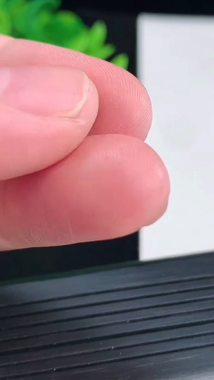 天然A货翡翠蛋面镶嵌件，尺寸5.5-3重量:0.19g
4月12日