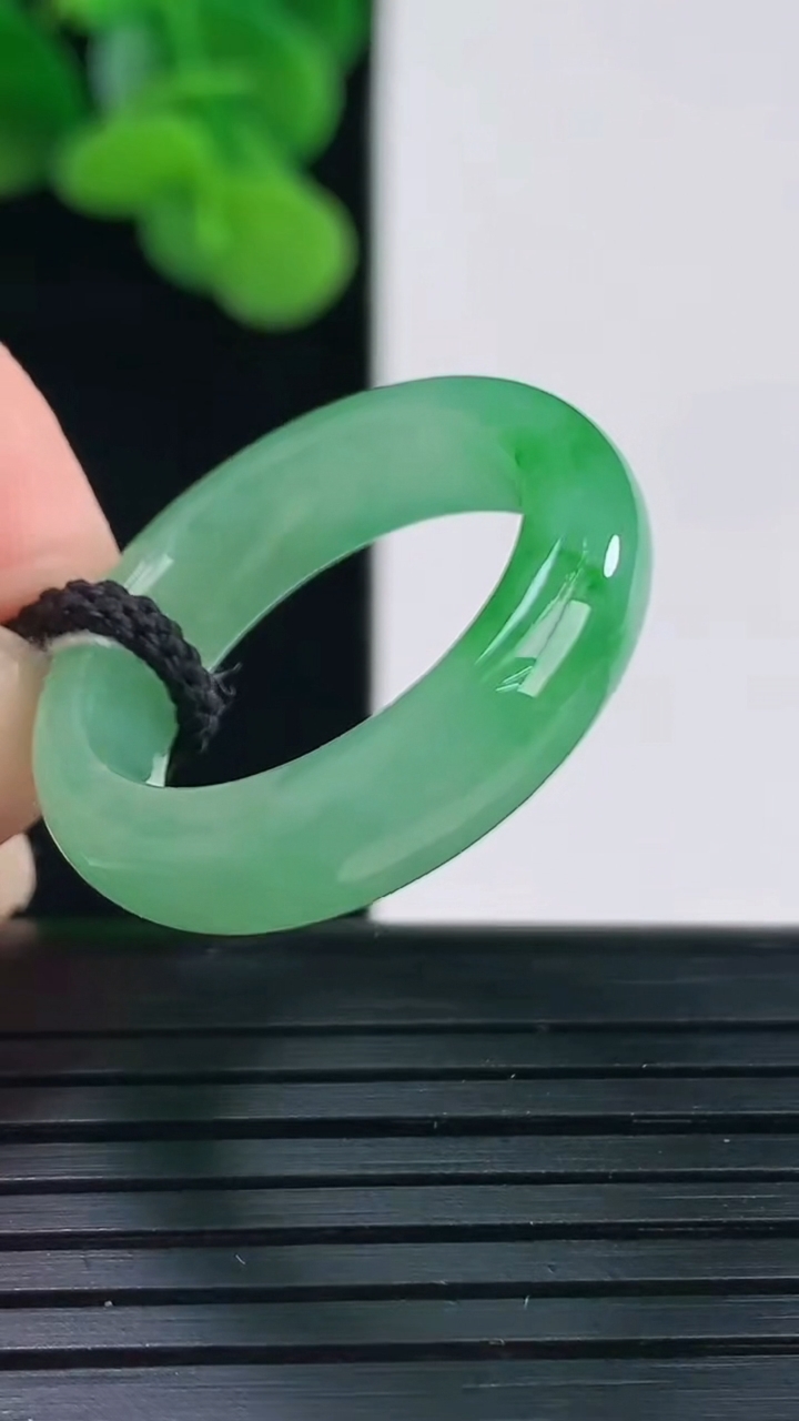 天然A货翡翠指环戒指尺寸18.2-5.7-3.7重量:4.52g2026年4月12日
工厂直销收藏佳品,种好水足，色泽均匀，有种有色，上手高大气！