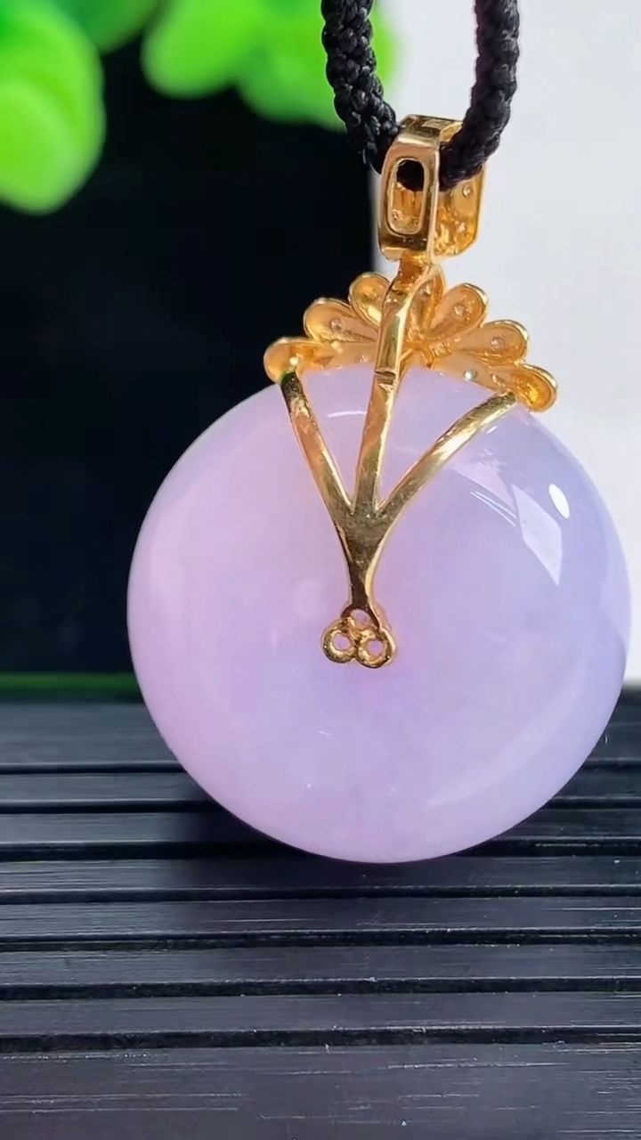 天然A货翡翠18K金紫罗兰平安扣吊坠尺寸32.4-22.1-12.1重量:14.49g
4月12日