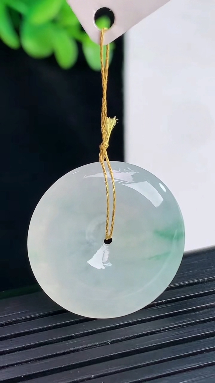 天然A货翡翠飘花平安扣吊坠，尺寸25-5重量:6.24g
4月12日