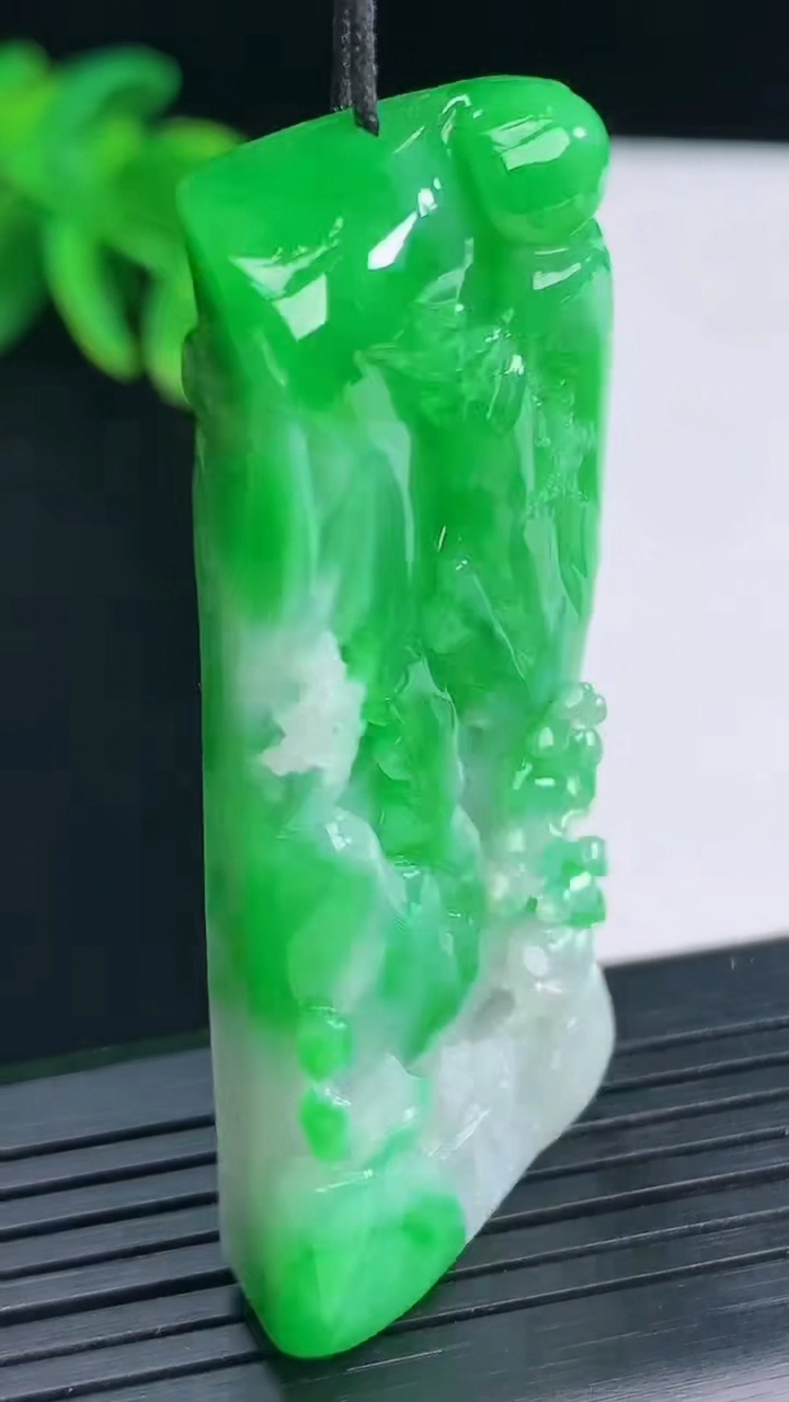 天然A货翡翠山水牌吊坠，尺寸55.6-25.6-9.6重量:27.73g
4月12日