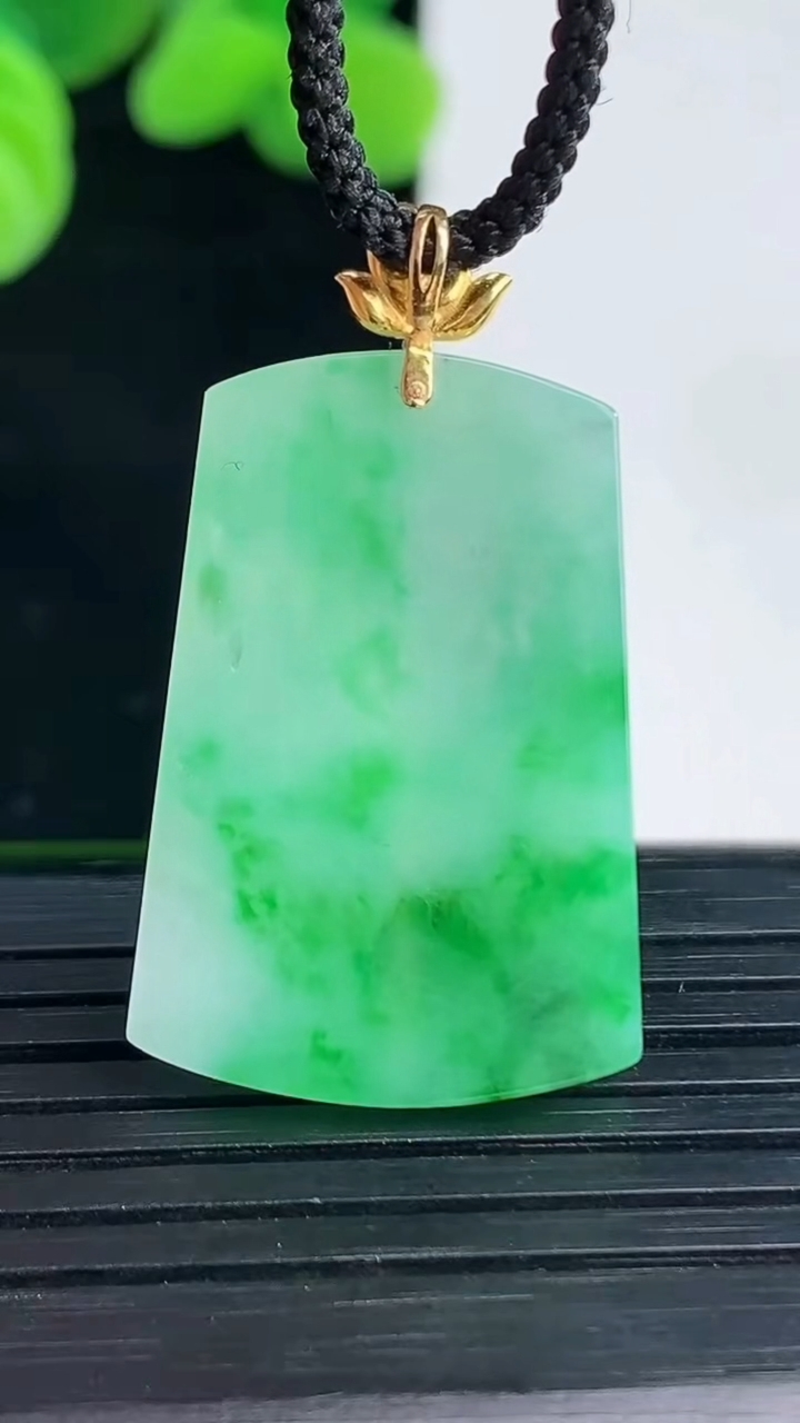 天然A货翡翠无事牌吊坠尺寸33.1-18.9-2.4重量:4.07g
4月12日