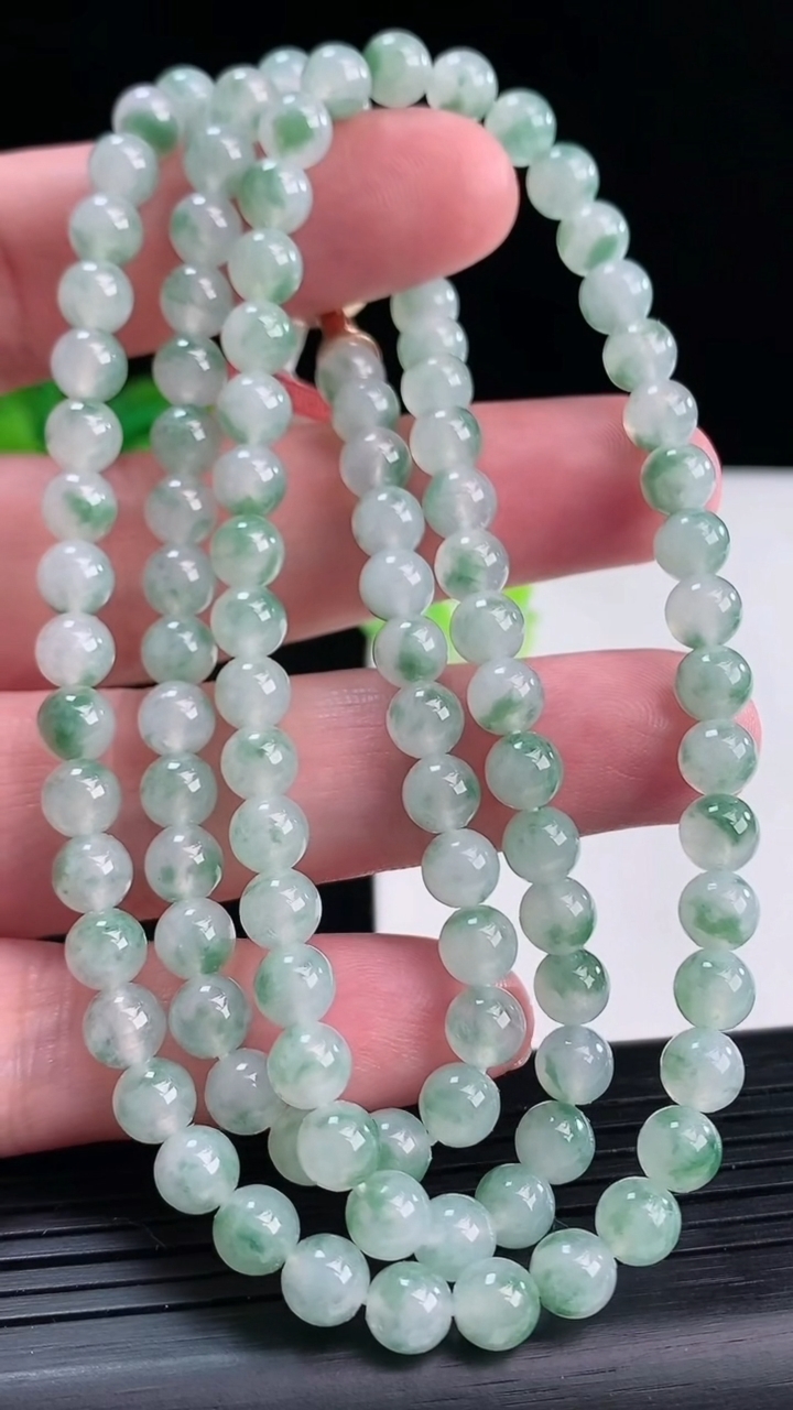 天然A货翡翠飘花圆珠项链，尺寸6-80颗重量:43.23g4月12日
工厂直销收藏佳品,种好水足，色泽均匀，有种有色，上手高大气！