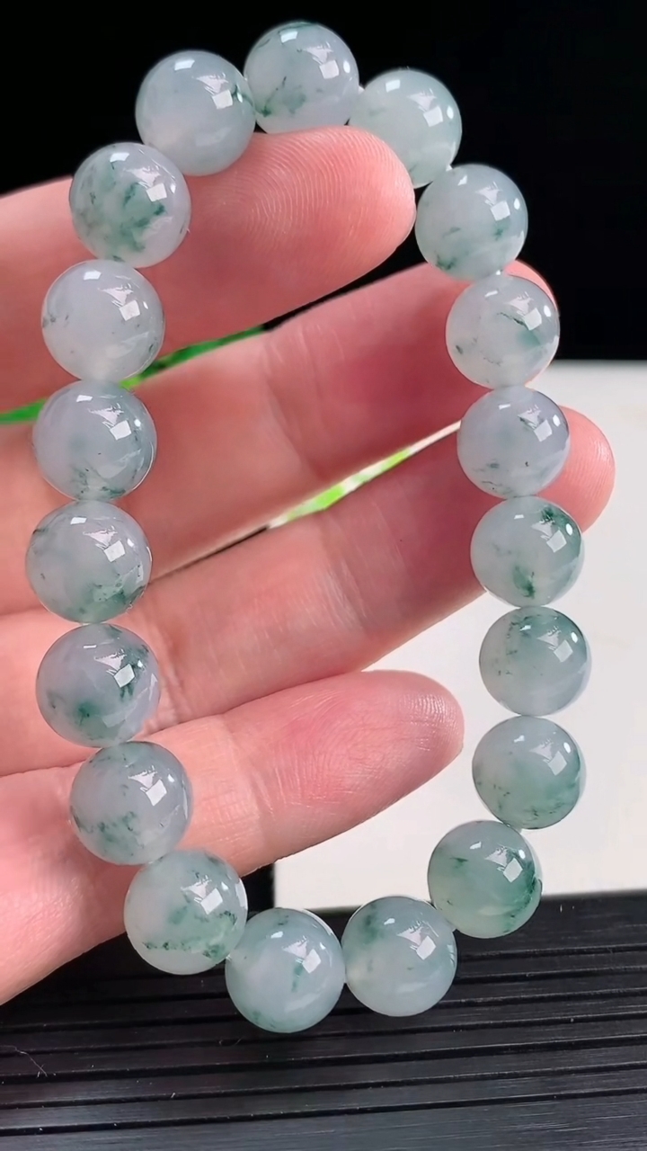 天然A货翡翠种飘花圆珠手串，尺寸10-19颗重量:32.83g4月12日
工厂直销收藏佳品,种好水足，色泽均匀，有种有色，上手高大气！