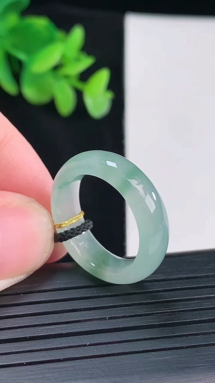 天然A货翡翠飘花素面玉指环 戒指，尺寸17.5-6.5-4重量:4.44g2026年4月12日
工厂