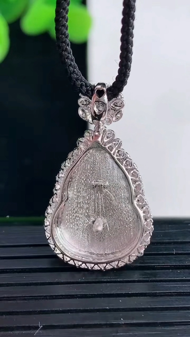 天然A货翡翠葫芦吊坠尺寸29.2-17-8.5裸石17.2-12.8重量:3.59g
4月12日