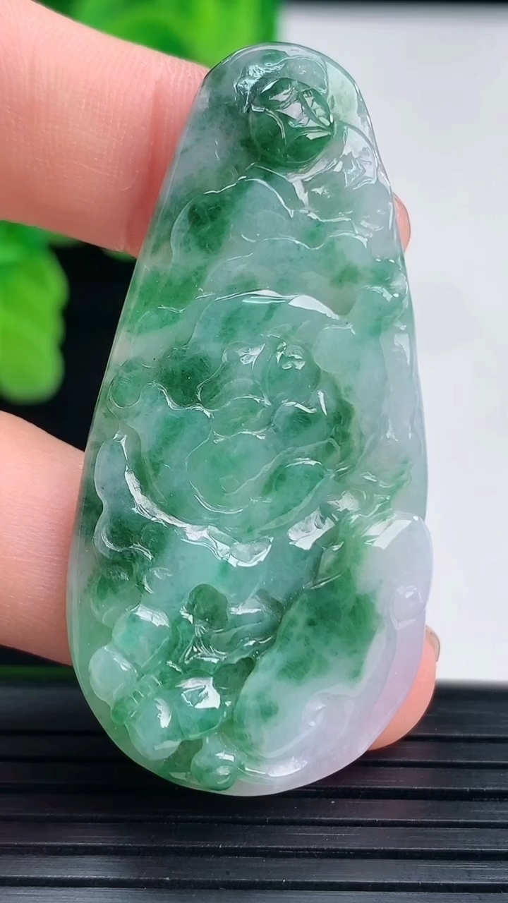 天然A货翡翠飘花和和美美 荷花吊坠尺寸50.7-25.1-5.1重量:13.87g
4月12日