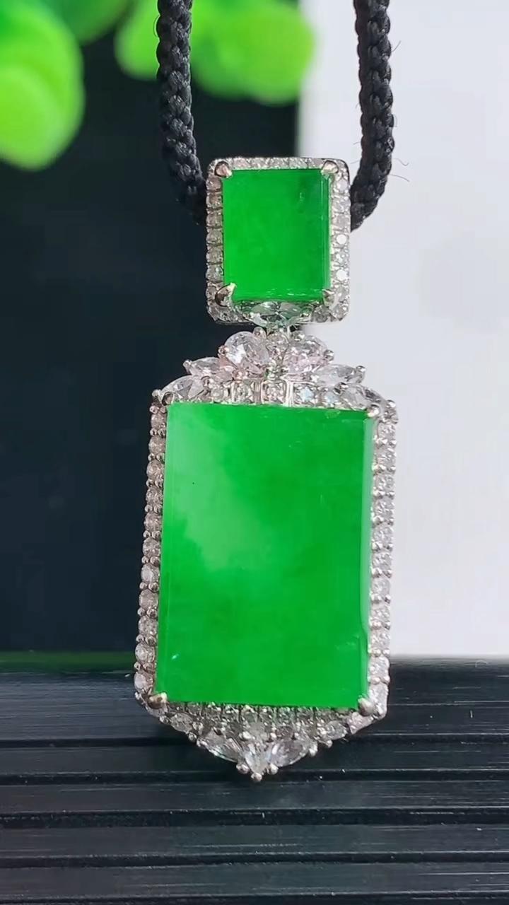 天然A货翡翠无事牌吊坠尺寸33.8-13.6-8.8裸石15.3-10.8重量:6.82g
4月12