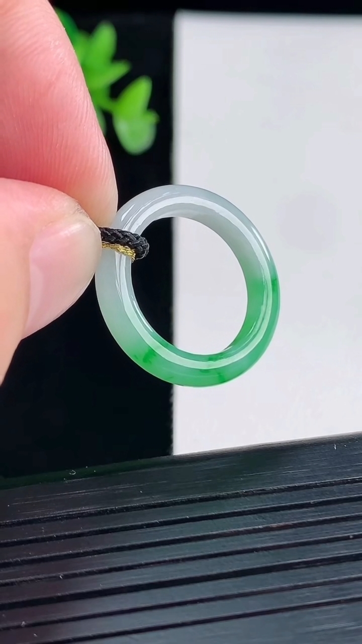 天然A货翡翠素面玉指环 戒指 尺寸17-3.6-3.2重量:2.38g2026年4月12日
工厂直销收藏佳品,种好水足，色泽均匀，有种有色，上手高大气！
