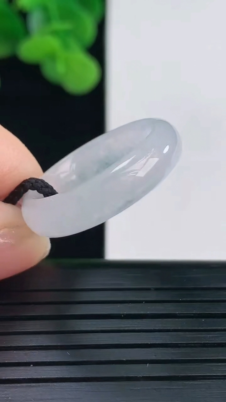 天然A货翡翠指环戒指尺寸17.9-5.6-3.3重量:3.61g2026年4月12日
工厂直销收藏佳品,种好水足，色泽均匀，有种有色，上手高大气！