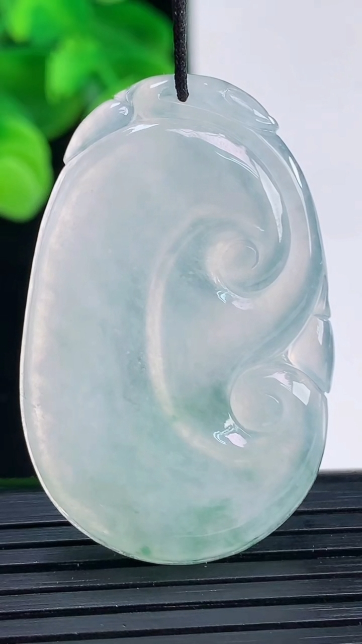 天然A货翡翠冰种飘花如意吊坠尺寸43.2-27.7-3.9重量:11.72g
4月12日