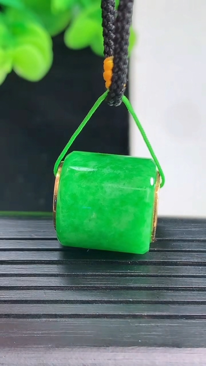 天然A货翡翠路路通吊坠尺寸16.1-15.3重量:5.80g
4月12日