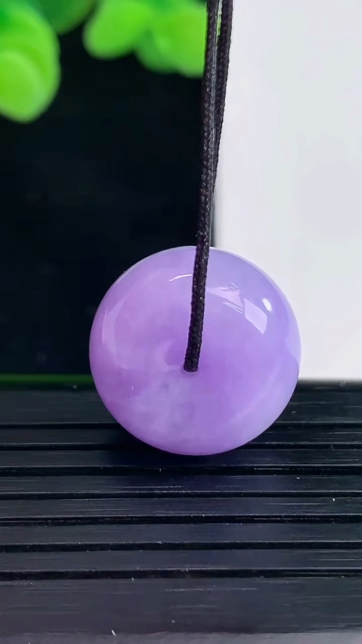 天然A货翡翠紫罗兰平安扣吊坠尺寸17.2-10.6重量:6.91g
4月12日