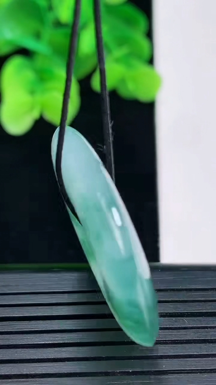 天然A货翡翠种飘花平安扣吊坠尺寸33.8-5.7重量:14.33g
4月12日