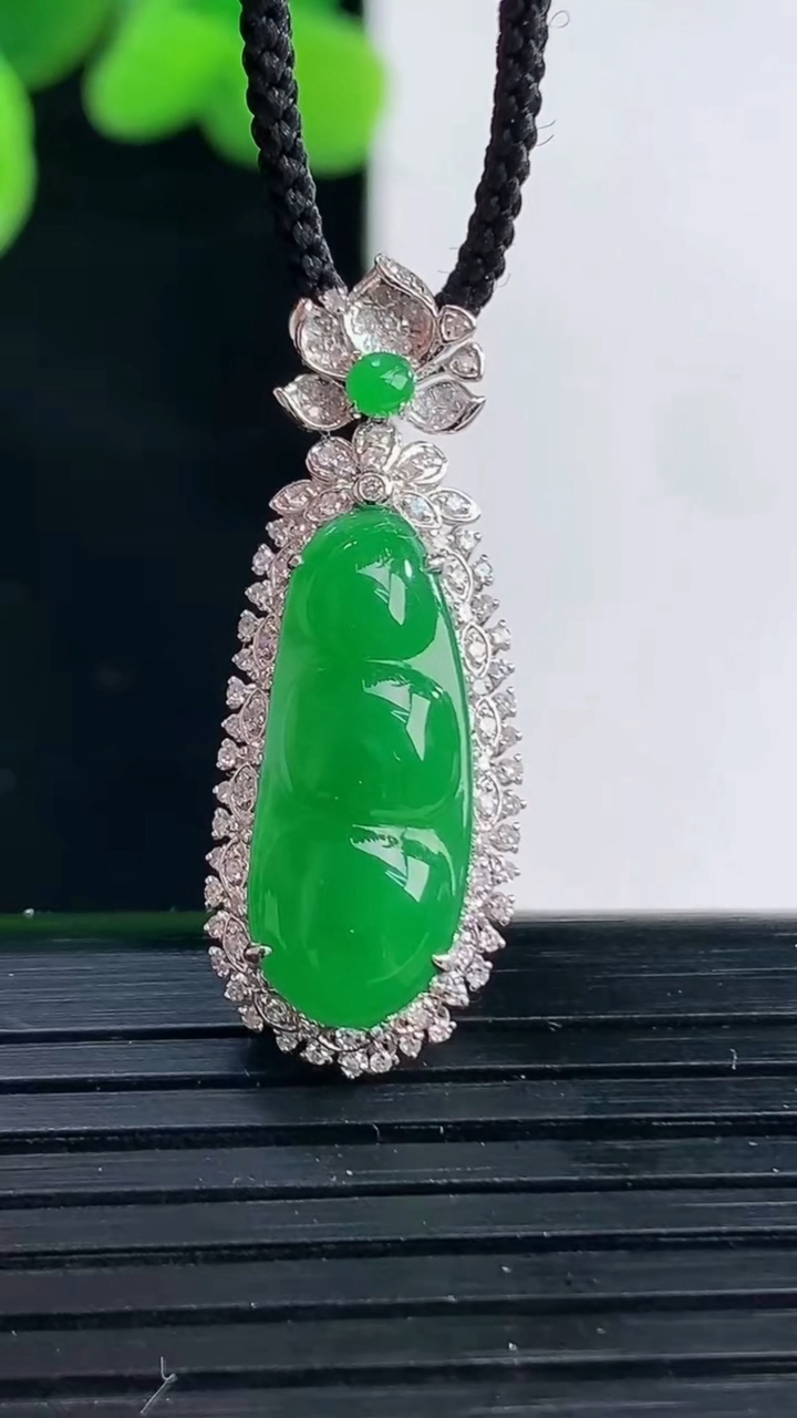 天然A货翡翠福豆吊坠尺寸29.7-11.7-8.6裸石18.5-7.8重量:3.30g
4月12日