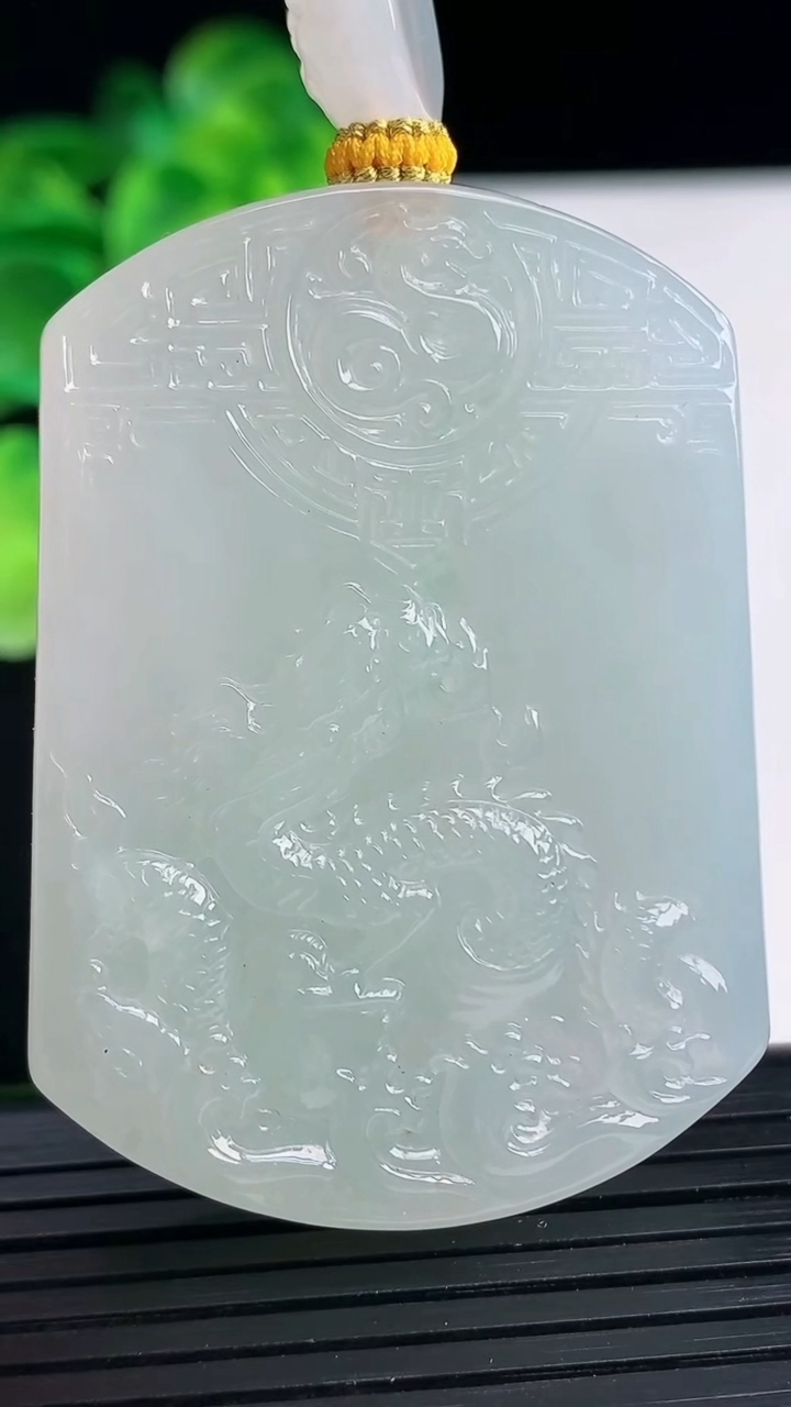 天然A货翡翠龙牌吊坠尺寸52.5-38.1-9.5重量:56.81g
4月12日