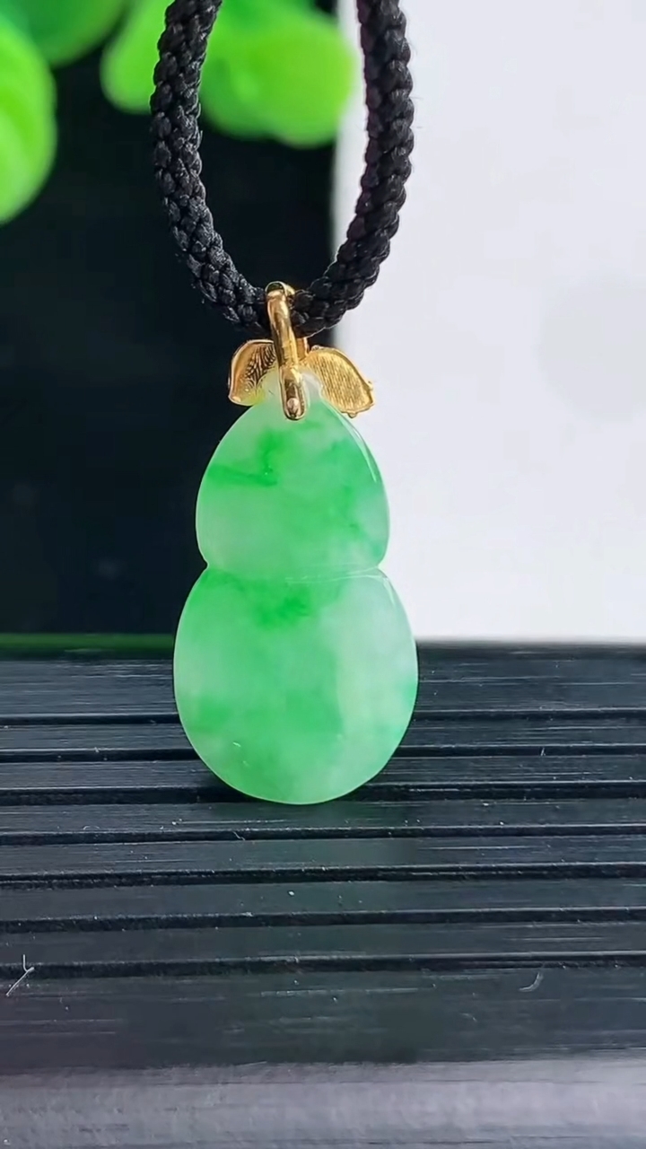 天然A货翡翠葫芦吊坠尺寸24.7-11.1-3.8重量:1.77g
4月12日