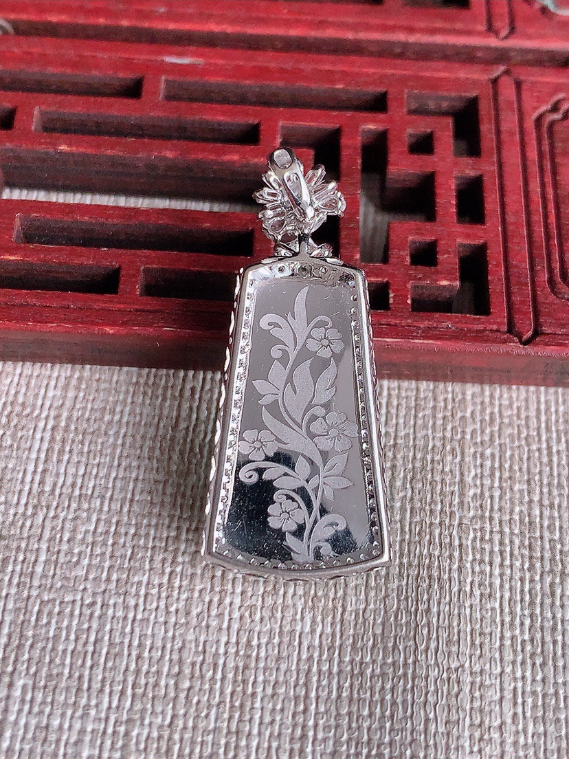 天然A货翡翠18K金伴钻镶嵌飘绿无事牌吊坠 
尺寸36-15.2-6裸石22.6-11mm 重量4.