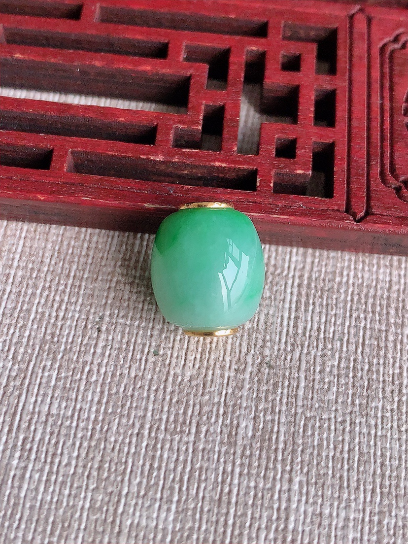 天然A货翡翠18K金镶嵌飘绿路路通吊坠 
尺寸14.5-12.3mm 重量3.85g 0411