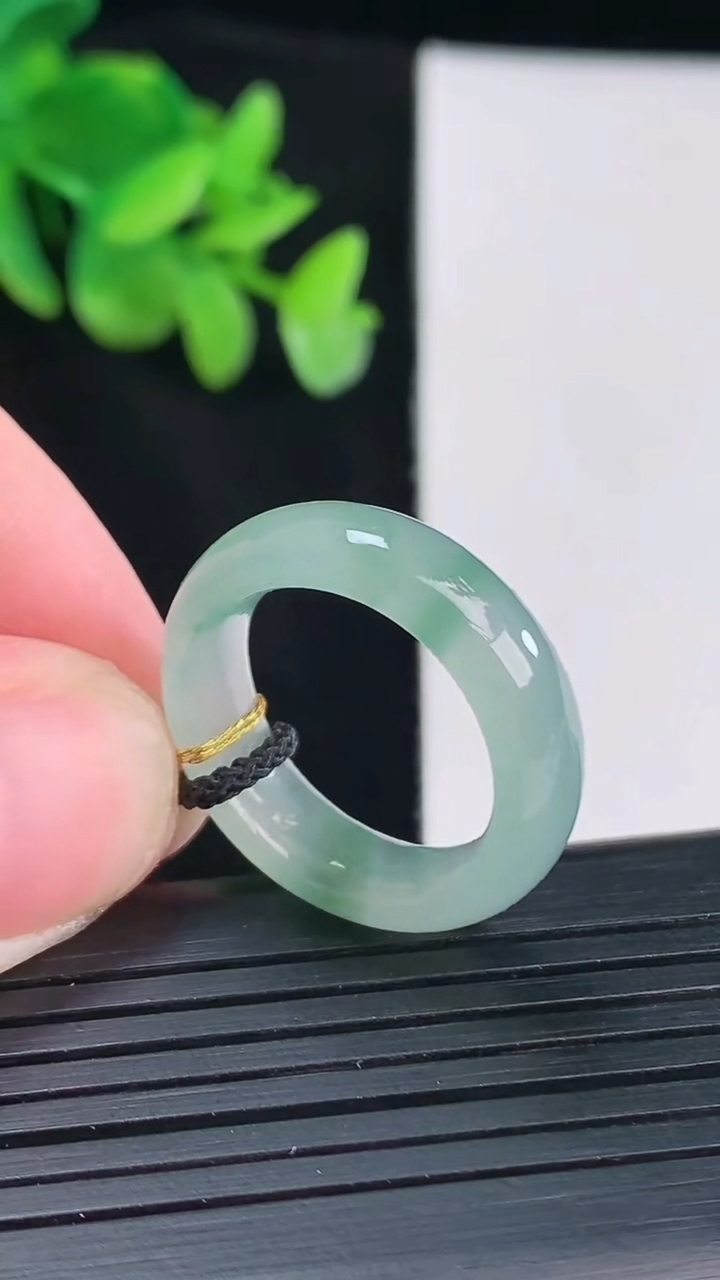 天然A货翡翠飘花素面玉指环 戒指，尺寸17.5-6.5-4重量:4.44g2026年4月12日
工厂直销收藏佳品,种好水足，色泽均匀，有种有色，上手高大气！