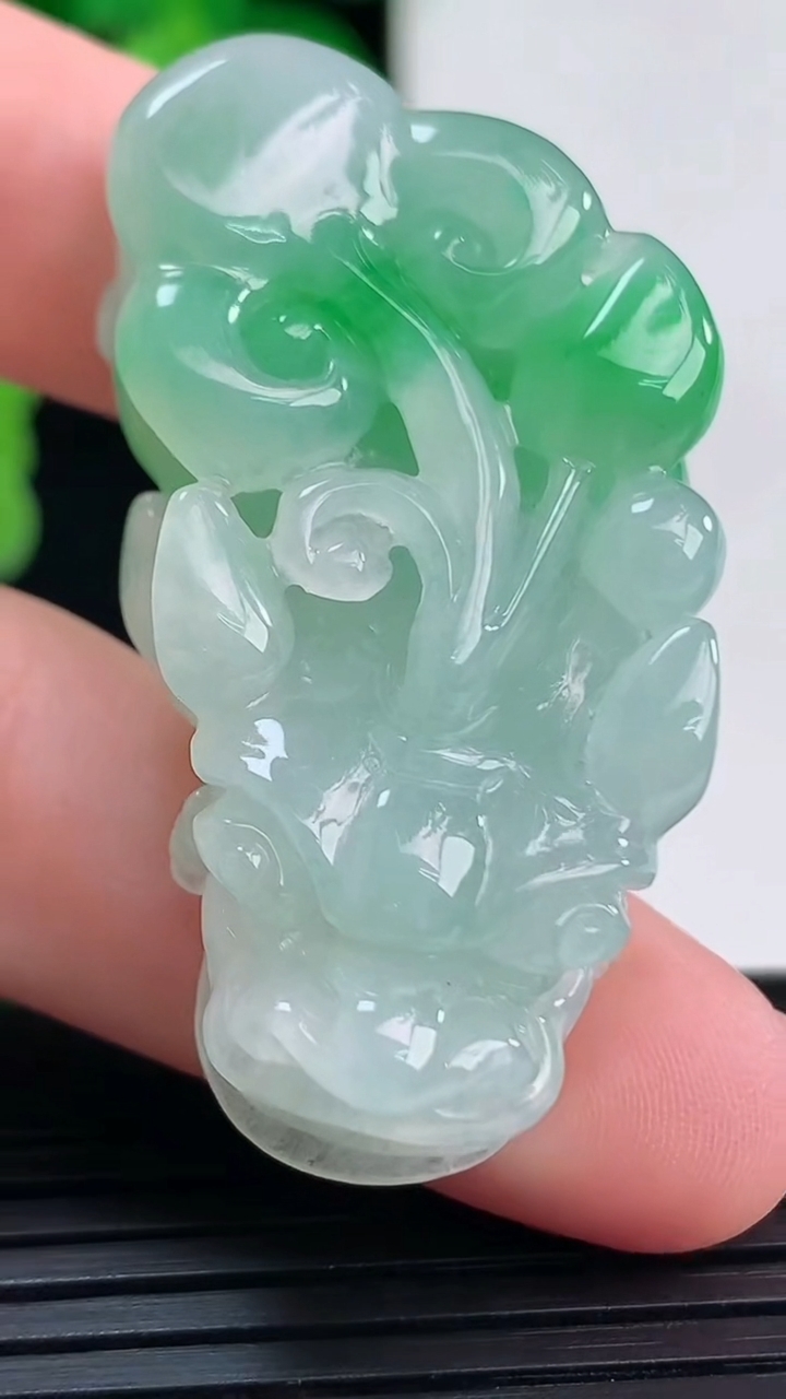 天然A货翡翠貔貅吊坠尺寸44.8-22.4-12.4重量:22.81g
4月12日