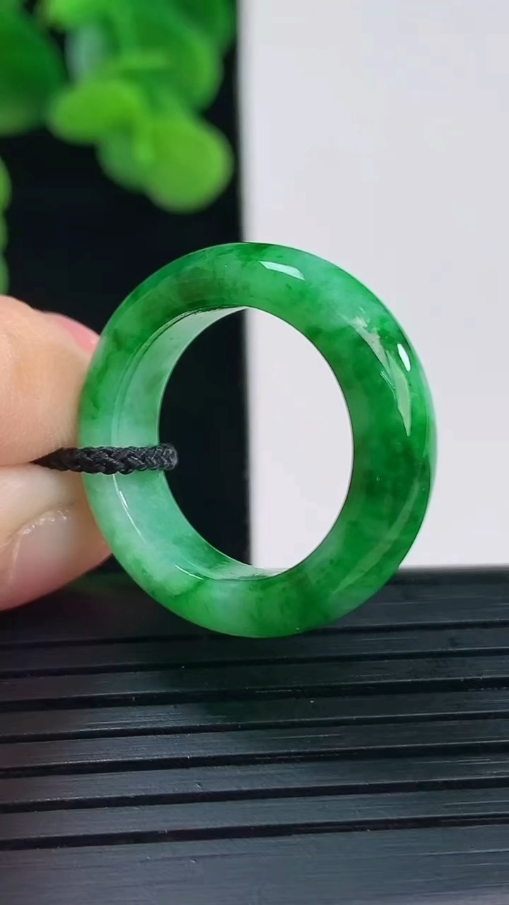天然A货翡翠指环戒指尺寸173-6-3.6重量:4.51g2026年4月12日
工厂直销收藏佳品,种