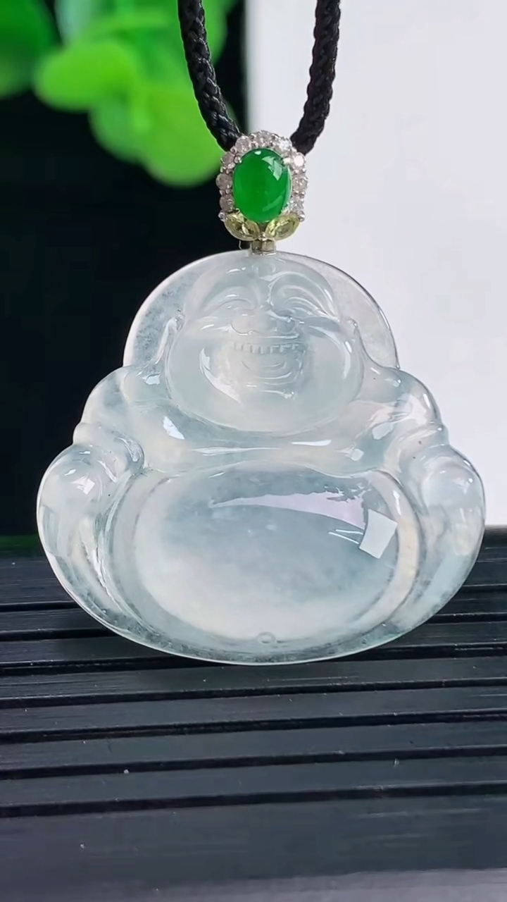 天然A货翡翠种白冰佛公吊坠尺寸25.6-27.3-4.3重量:6.06g
4月12日