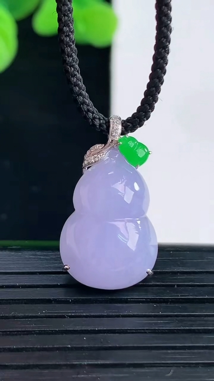 天然A货翡翠18K金紫罗兰葫芦吊坠尺寸23.7-13.3-7重量:3.55g
4月12日