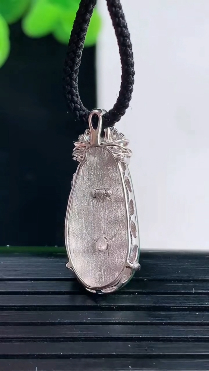 天然A货翡翠福豆吊坠尺寸26.5-10.3-4.9重量:2.17g
4月12日