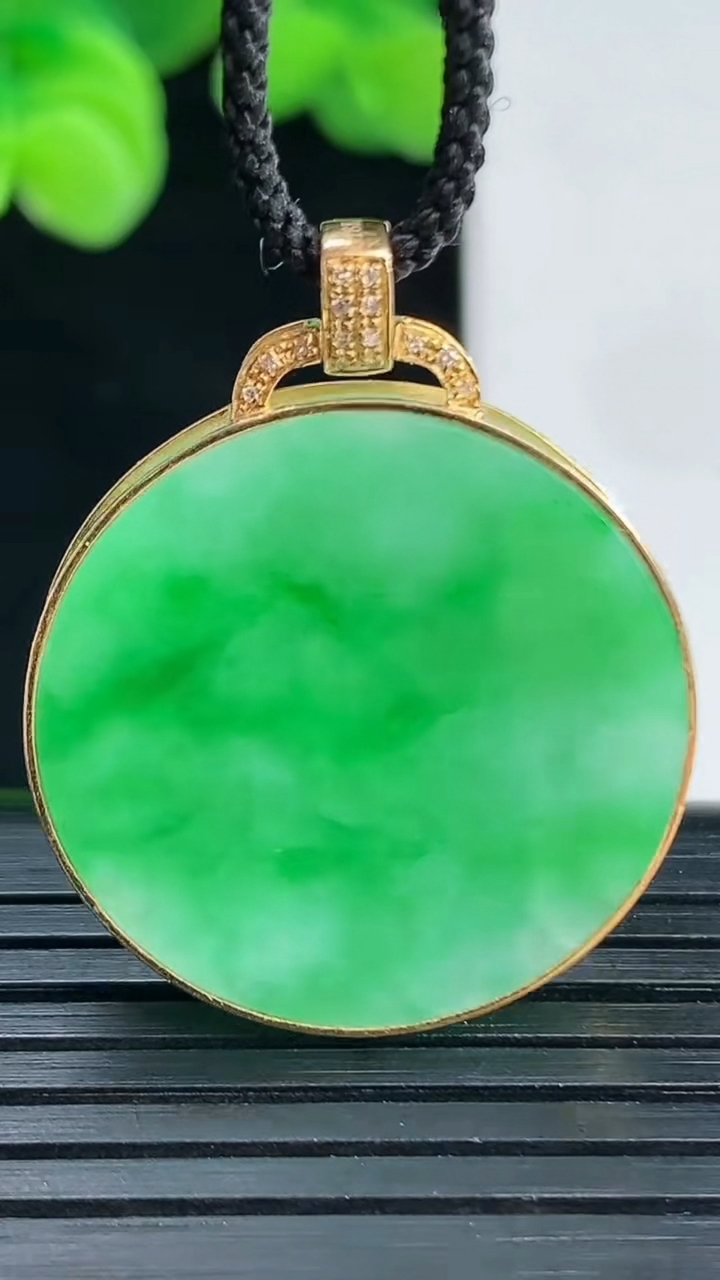 天然A货翡翠无事牌吊坠尺寸25.2-4.1重量:7.45g
4月12日