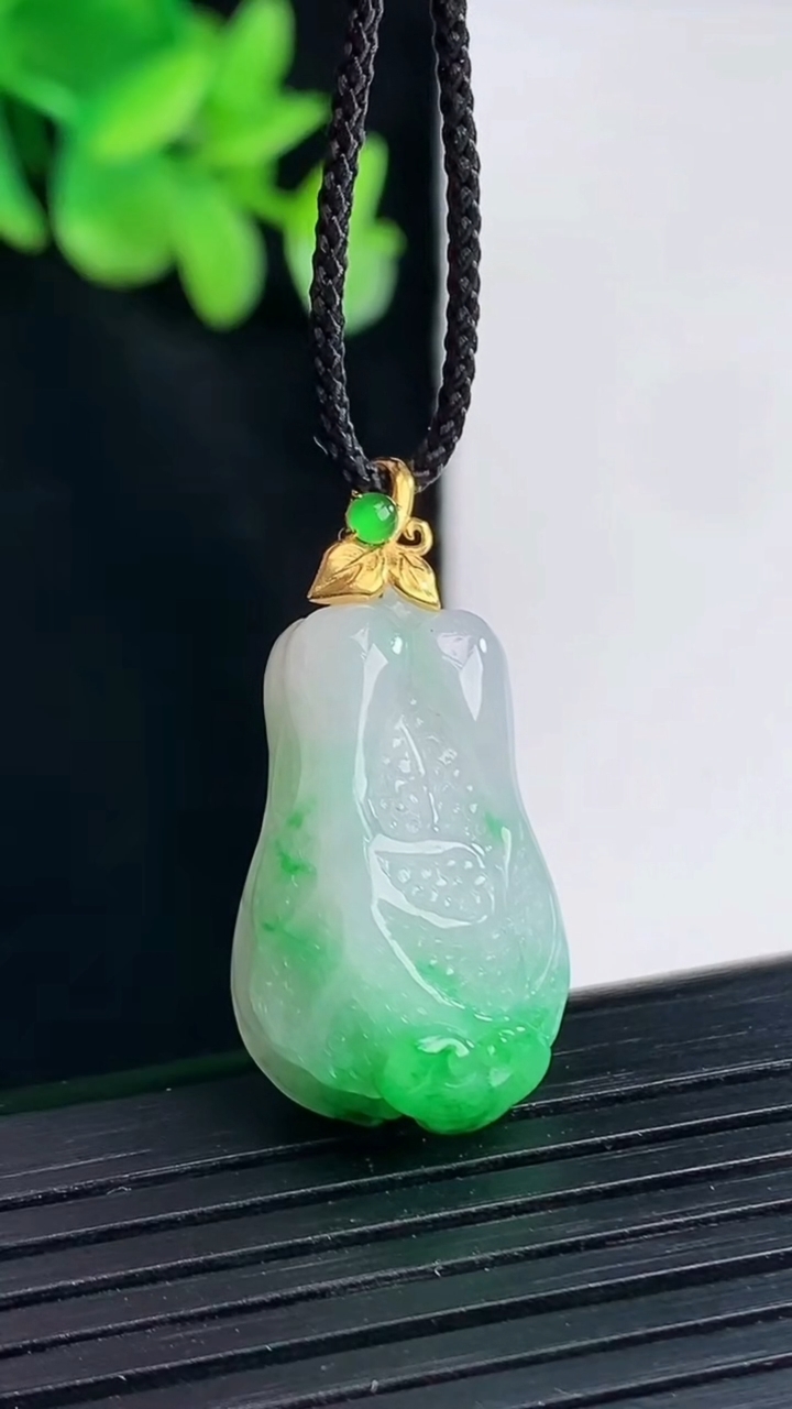 天然A货翡翠白菜吊坠，尺寸24.5-15-11重量:6.69g
4月12日