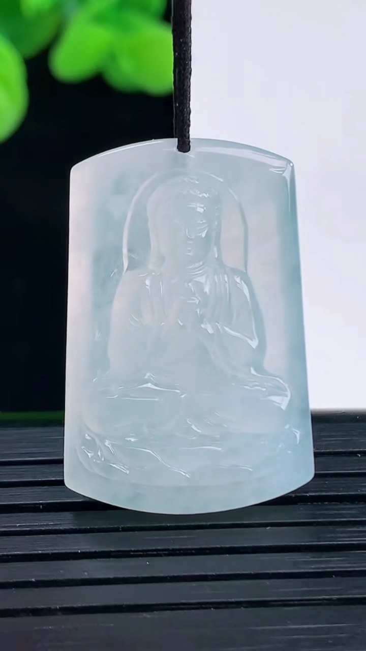 天然A货翡翠阿弥陀佛吊坠尺寸30.4-19.7-4.9重量:7.43g
4月12日