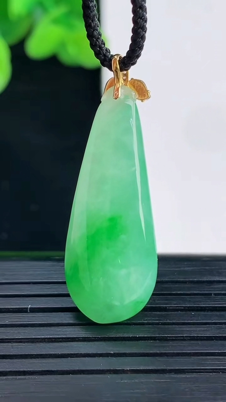 天然A货翡翠福瓜吊坠尺寸36.4-12.7-7重量:4.87g
4月12日