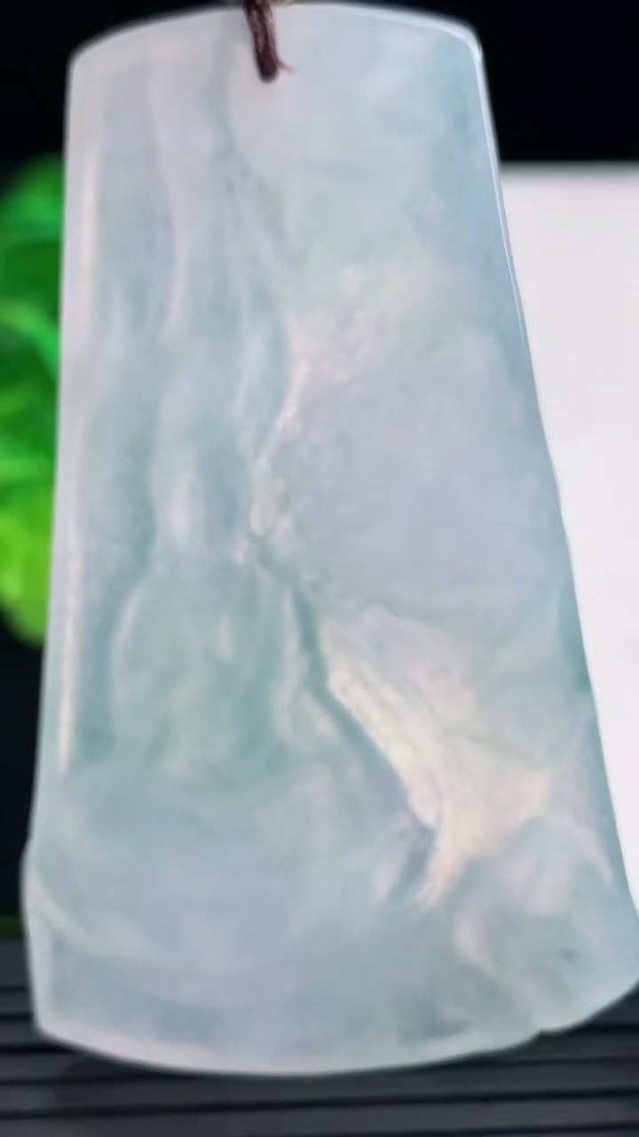 天然A货翡翠文殊菩萨吊坠尺寸64.9-38.4-5.4重量:28.37g
4月12日