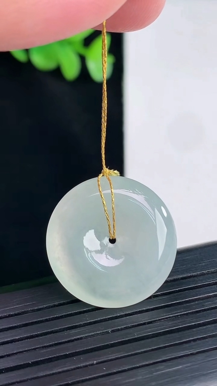 天然A货翡翠飘花平安扣吊坠，尺寸23-4.5重量:5.00g
4月12日