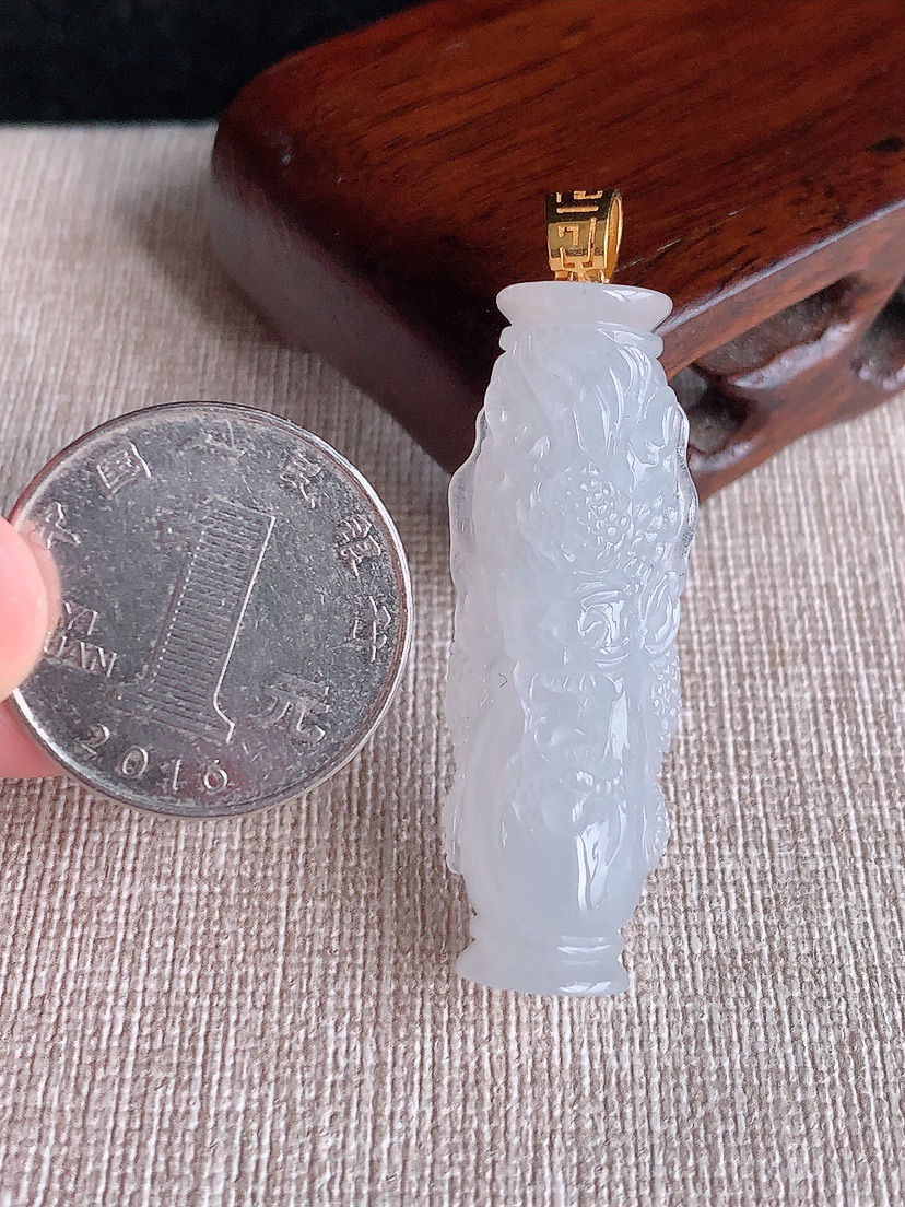 天然A货翡翠18K金扣头白冰白月光龙柱吊坠 
尺寸42.3-13.6-11.6mm 重量13.28g 0411