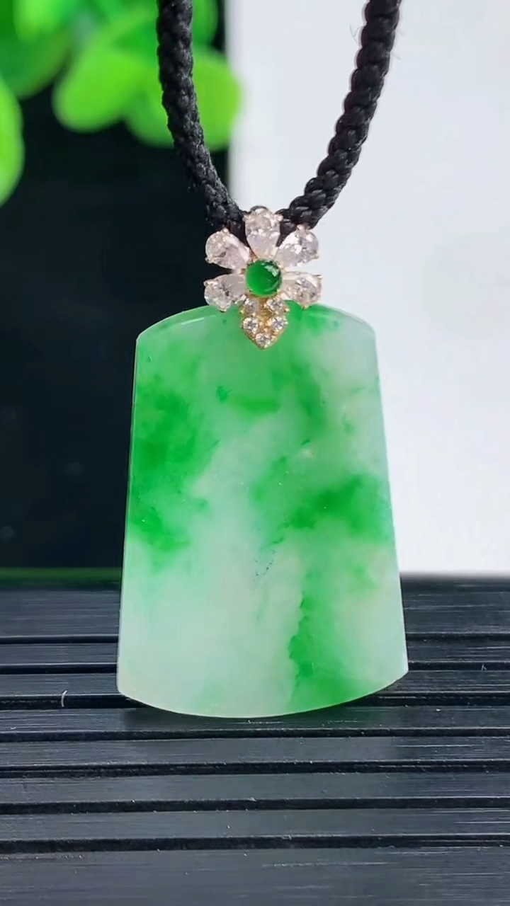 天然A货翡翠无事牌吊坠尺寸31.1-17.4-2.3重量:2.99g
4月12日