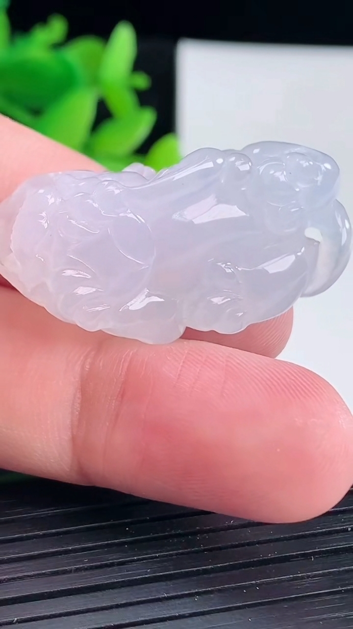 天然A货翡翠貔貅吊坠，尺寸37-19-12.2重量:16.90g
4月12日