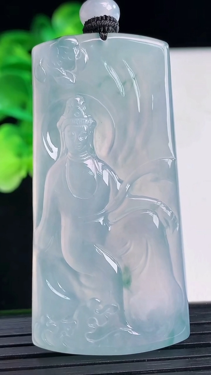 天然A货翡翠种飘花观音菩萨吊坠尺寸58.6-29-5.3重量:24.49g
4月12日