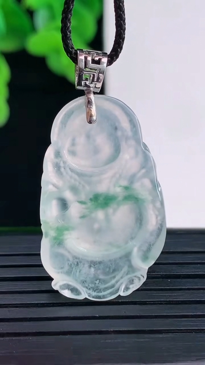 天然A货翡翠种飘花逍遥佛吊坠尺寸37.9-19-4.8重量:6.34g
4月12日