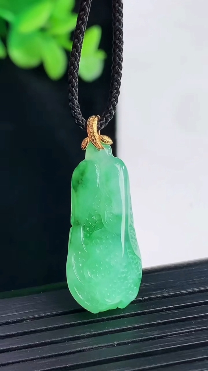 天然A货翡翠白菜吊坠，尺寸26-13-10重量:4.36g
4月12日