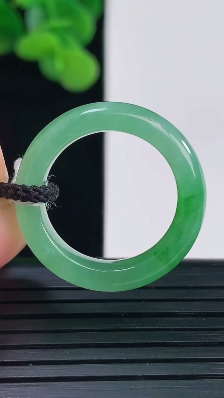 天然A货翡翠指环戒指尺寸18.2-5.7-3.7重量:4.52g2026年4月12日
工厂直销收藏佳品,种好水足，色泽均匀，有种有色，上手高大气！