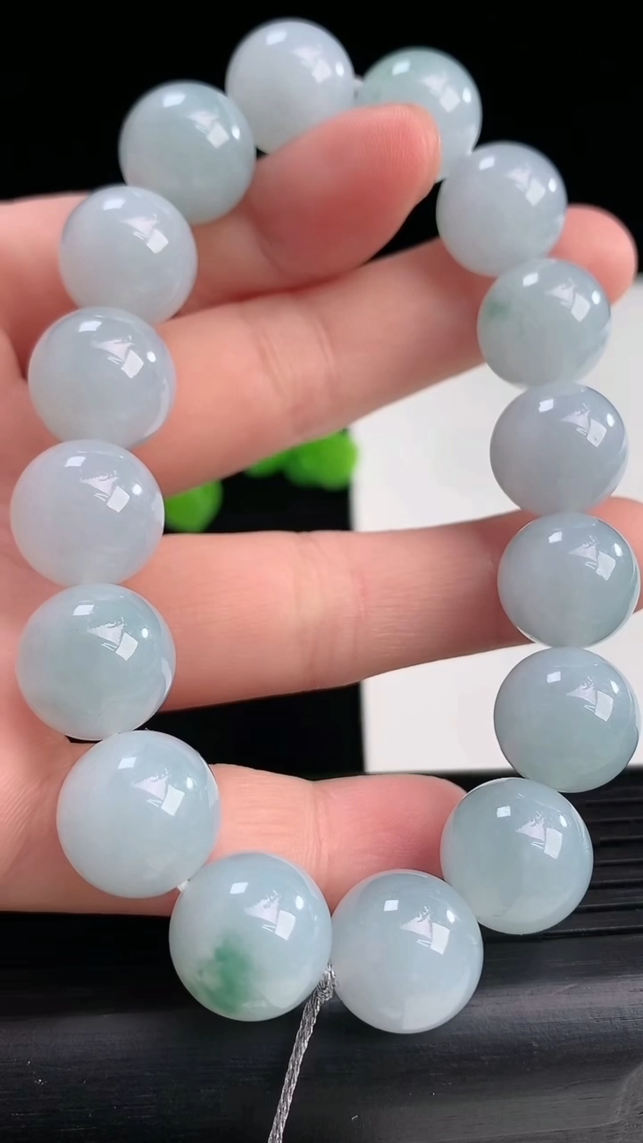 天然A货翡翠飘花圆珠手串尺寸12.7-16颗重量:56.81g4月12日
工厂直销收藏佳品,种好水足，色泽均匀，有种有色，上手高大气！