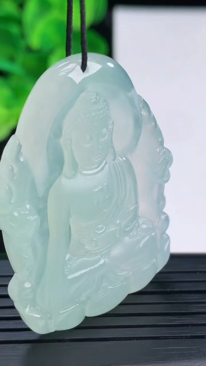 天然A货翡翠阿弥陀佛吊坠尺寸47.3-32.1-5.5重量:18.17g
4月12日