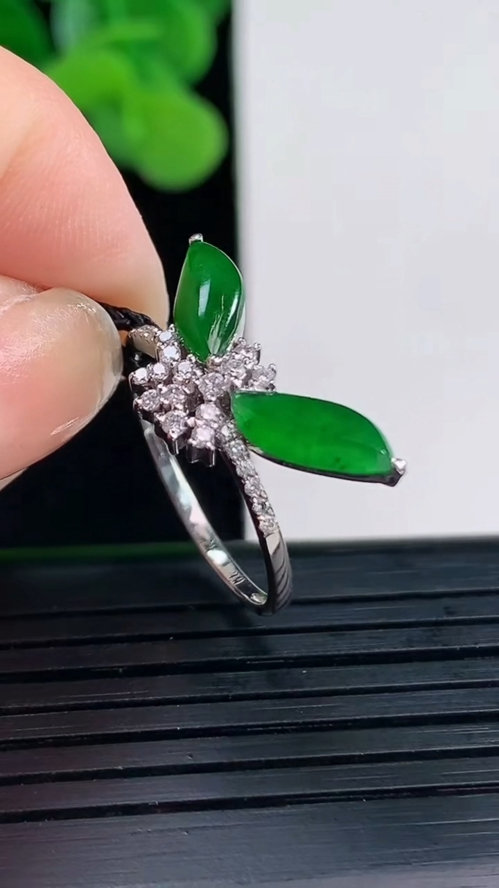 天然A货翡翠随形戒指尺寸17.7-9.7-3.9-3.8重量:2.53g2026年4月12日
工厂直