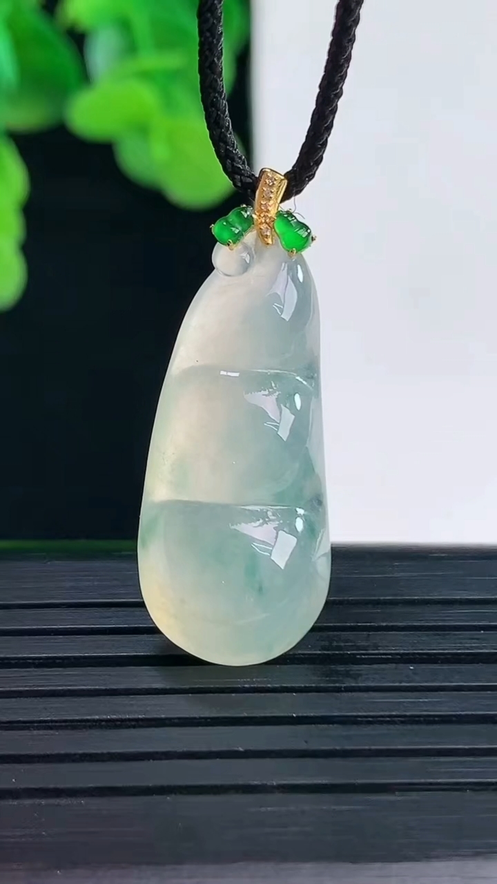 天然A货翡翠种飘花福豆吊坠尺寸33.2-12.6-6.6重量:4.35g
4月12日