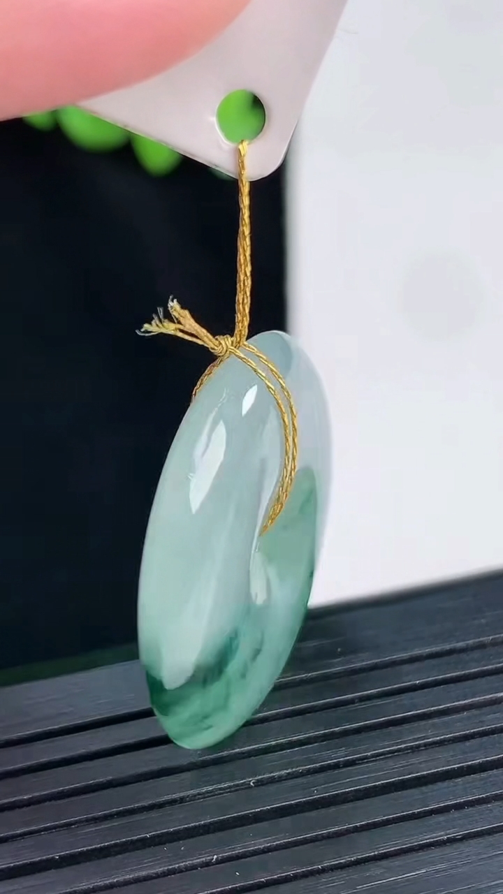 天然A货翡翠冰种飘花平安扣吊坠，尺寸28-6重量:9.66g
4月12日